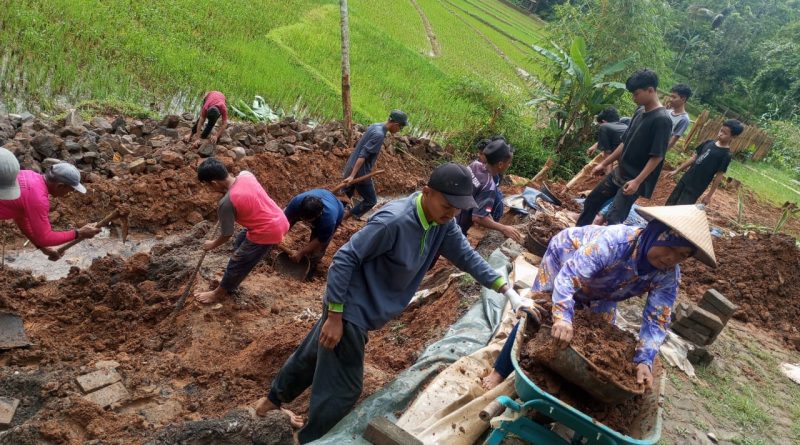 Pondasi pesantren Roboh